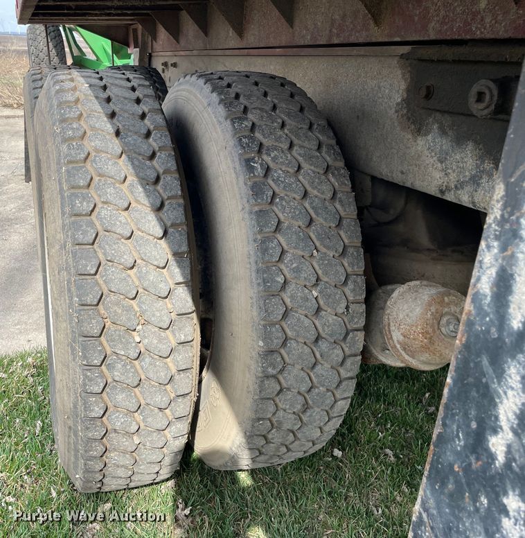 image for item LW9018 1989 Mack  RD690S grain truck