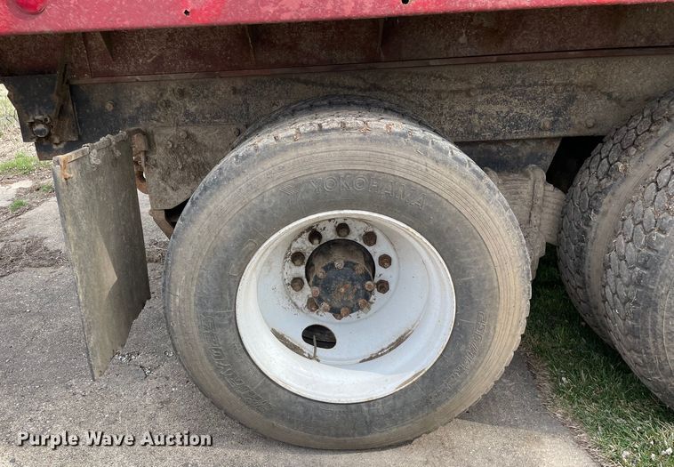 image for item LW9018 1989 Mack  RD690S grain truck