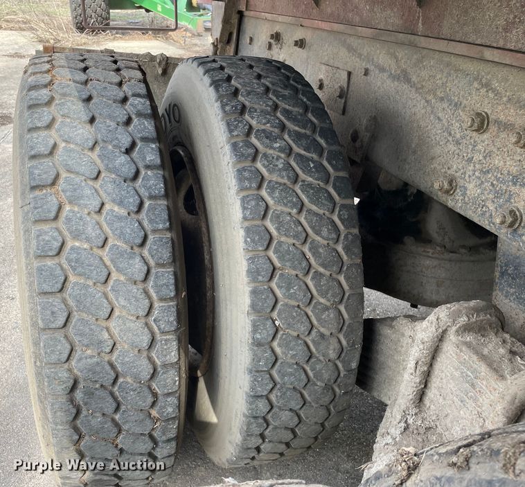 image for item LW9018 1989 Mack  RD690S grain truck