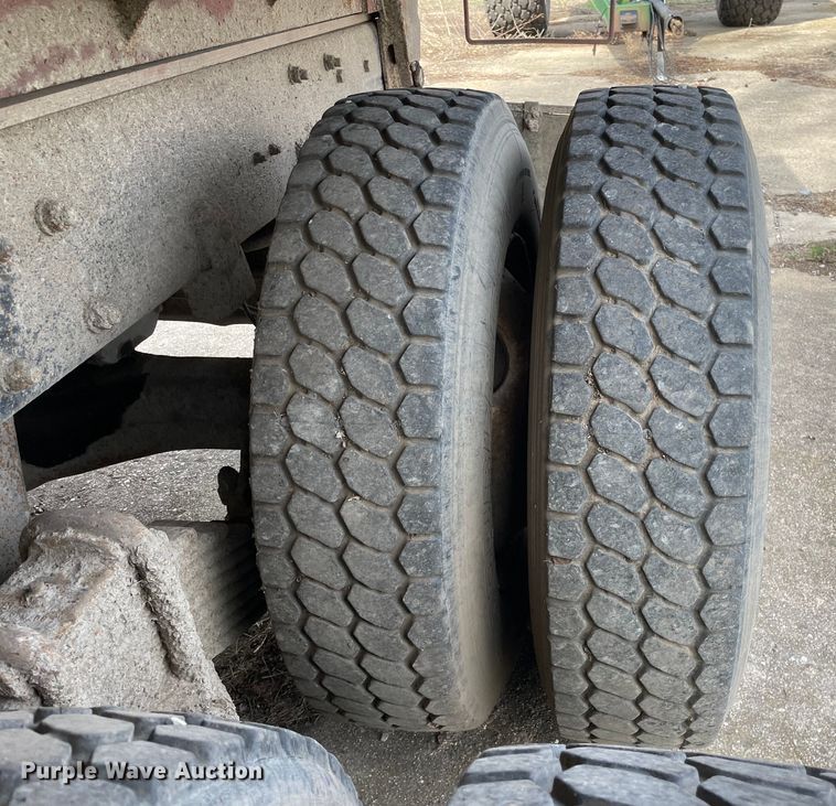 image for item LW9018 1989 Mack  RD690S grain truck