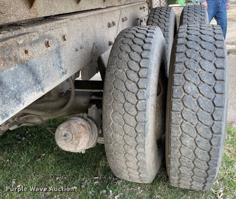 image for item LW9018 1989 Mack  RD690S grain truck