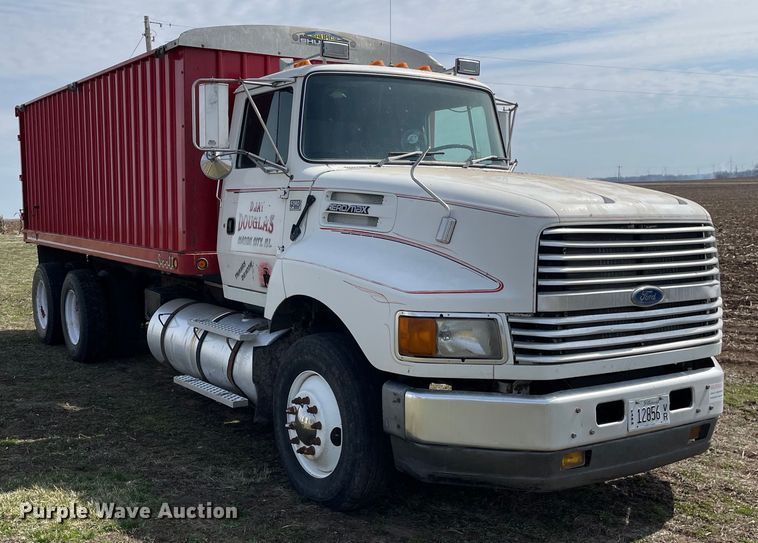 image for item LW9019 1994 Ford  LTL9000 Aeromax  grain truck