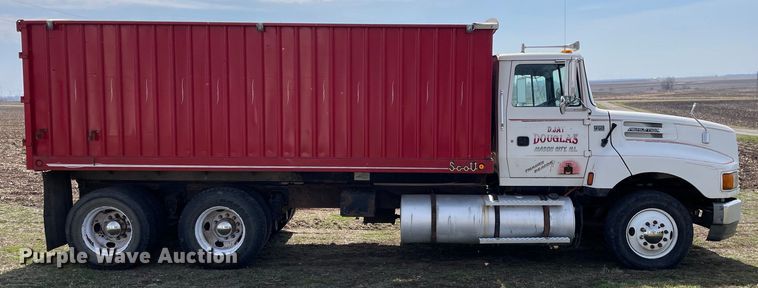 image for item LW9019 1994 Ford  LTL9000 Aeromax  grain truck