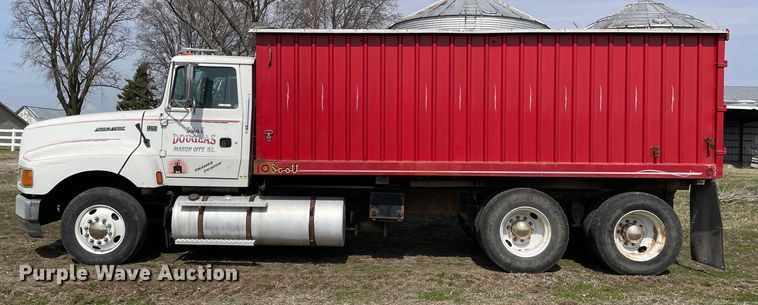 image for item LW9019 1994 Ford  LTL9000 Aeromax  grain truck