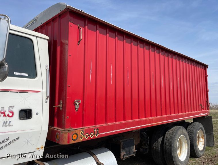 image for item LW9019 1994 Ford  LTL9000 Aeromax  grain truck
