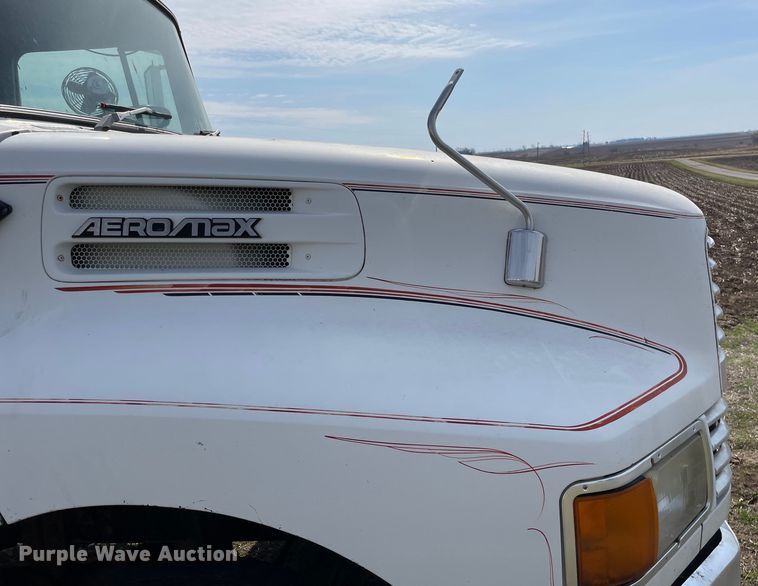 image for item LW9019 1994 Ford  LTL9000 Aeromax  grain truck