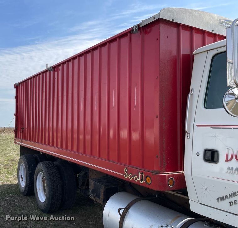 image for item LW9019 1994 Ford  LTL9000 Aeromax  grain truck