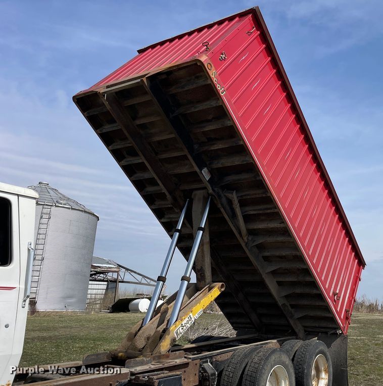 image for item LW9019 1994 Ford  LTL9000 Aeromax  grain truck