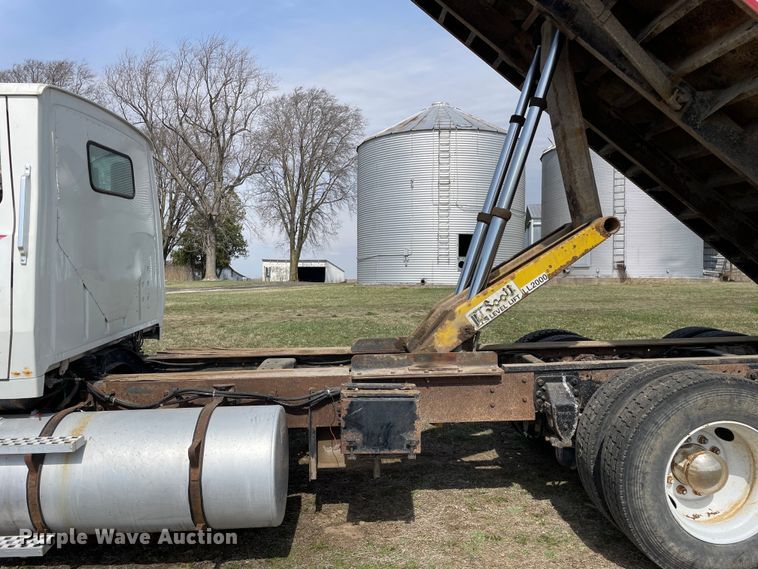 image for item LW9019 1994 Ford  LTL9000 Aeromax  grain truck