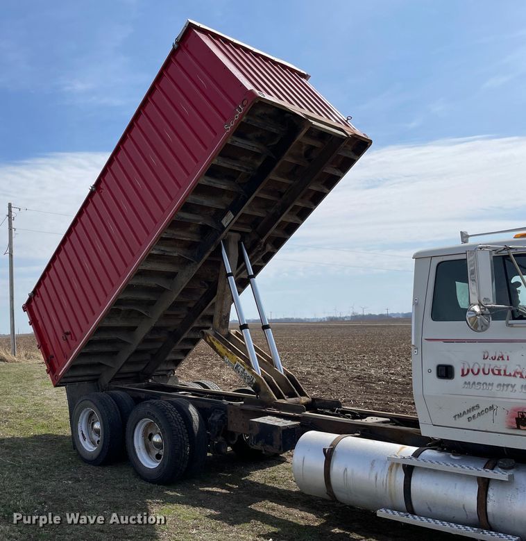 image for item LW9019 1994 Ford  LTL9000 Aeromax  grain truck