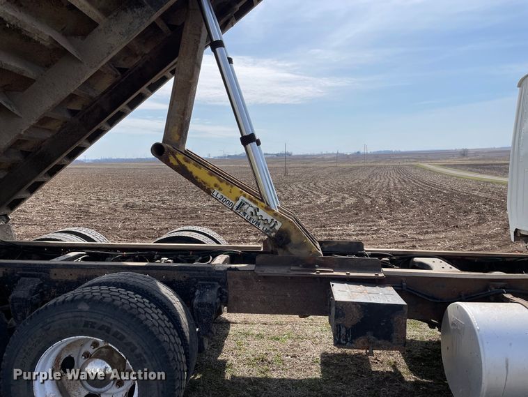 image for item LW9019 1994 Ford  LTL9000 Aeromax  grain truck