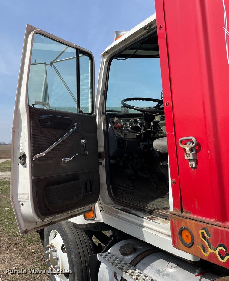 image for item LW9019 1994 Ford  LTL9000 Aeromax  grain truck