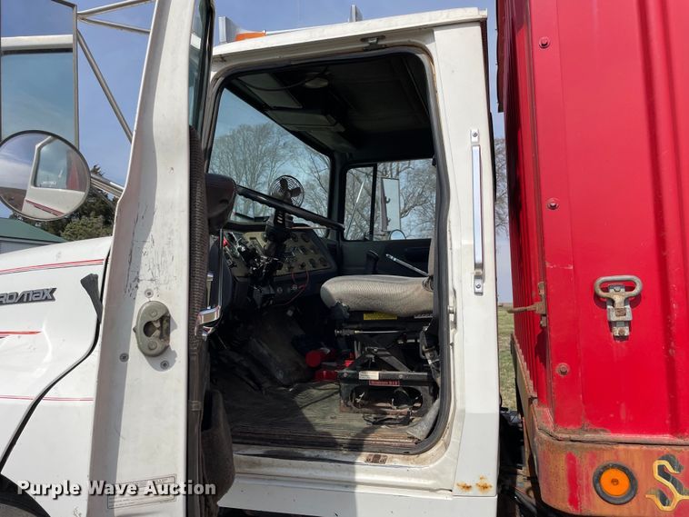 image for item LW9019 1994 Ford  LTL9000 Aeromax  grain truck