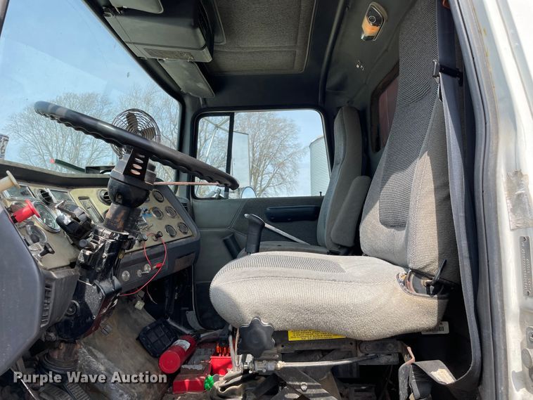 image for item LW9019 1994 Ford  LTL9000 Aeromax  grain truck