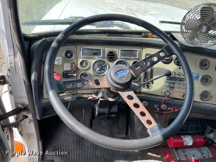 image for item LW9019 1994 Ford  LTL9000 Aeromax  grain truck