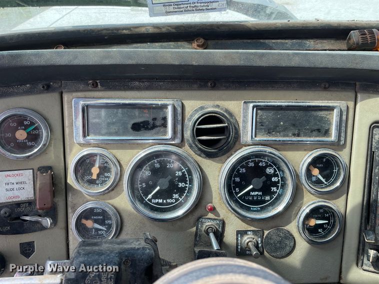 image for item LW9019 1994 Ford  LTL9000 Aeromax  grain truck