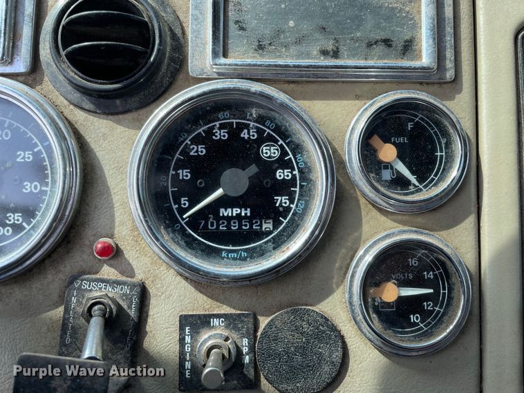 image for item LW9019 1994 Ford  LTL9000 Aeromax  grain truck