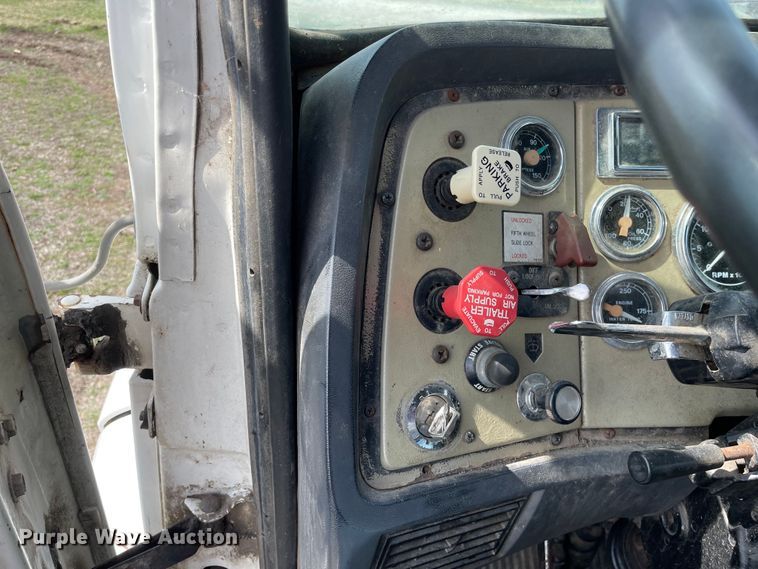 image for item LW9019 1994 Ford  LTL9000 Aeromax  grain truck