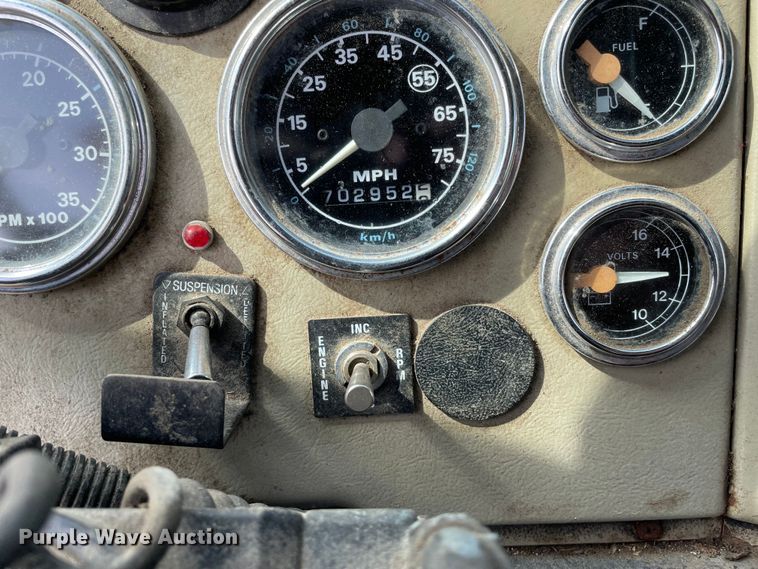 image for item LW9019 1994 Ford  LTL9000 Aeromax  grain truck