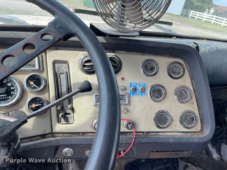 image for item LW9019 1994 Ford  LTL9000 Aeromax  grain truck