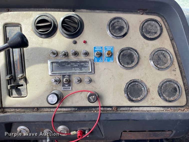 image for item LW9019 1994 Ford  LTL9000 Aeromax  grain truck