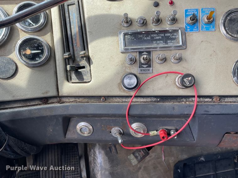 image for item LW9019 1994 Ford  LTL9000 Aeromax  grain truck