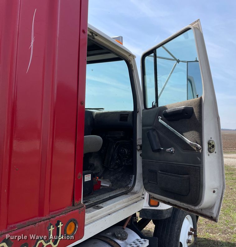 image for item LW9019 1994 Ford  LTL9000 Aeromax  grain truck