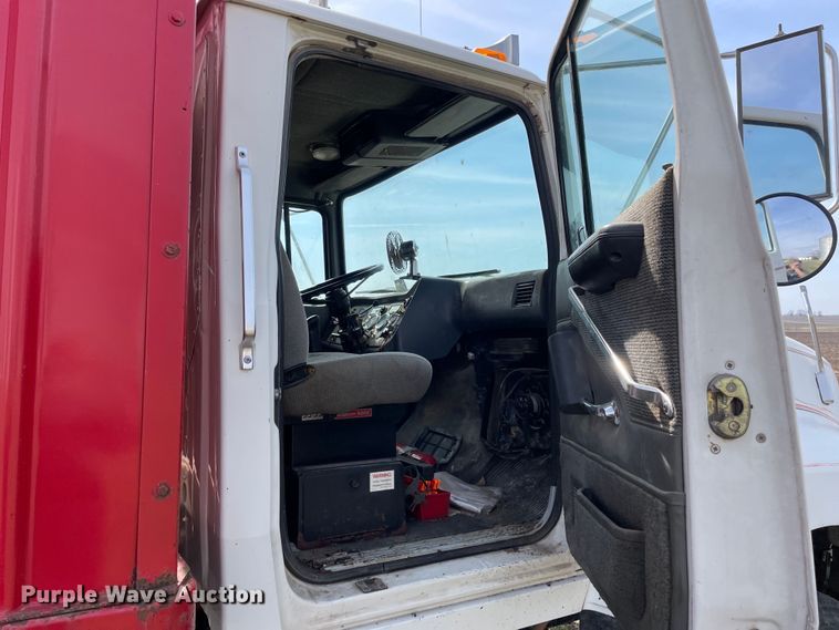 image for item LW9019 1994 Ford  LTL9000 Aeromax  grain truck