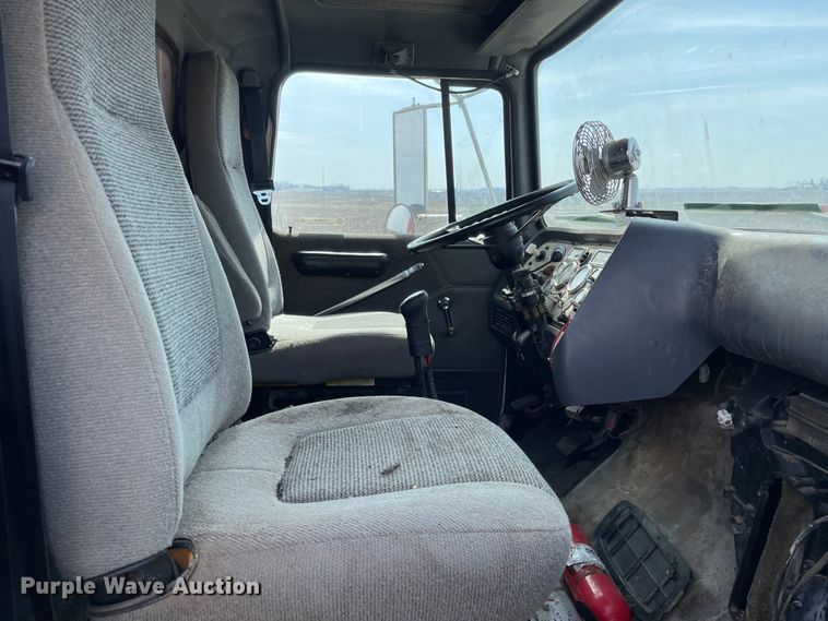 image for item LW9019 1994 Ford  LTL9000 Aeromax  grain truck