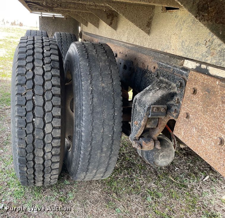 image for item LW9019 1994 Ford  LTL9000 Aeromax  grain truck