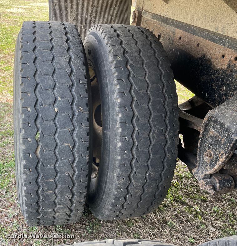 image for item LW9019 1994 Ford  LTL9000 Aeromax  grain truck