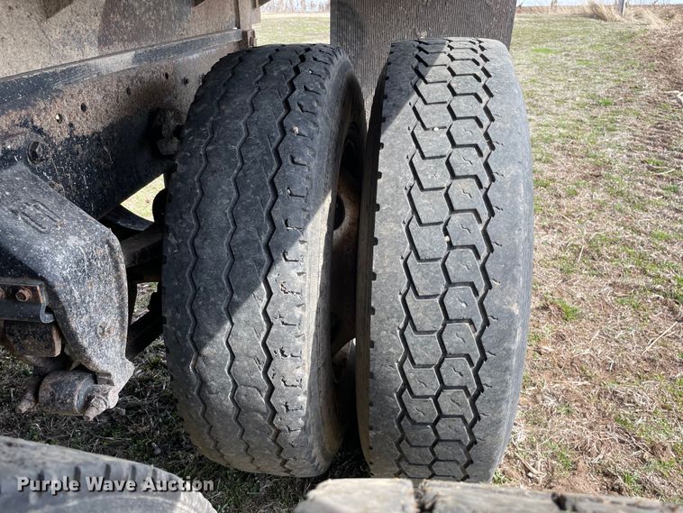 image for item LW9019 1994 Ford  LTL9000 Aeromax  grain truck