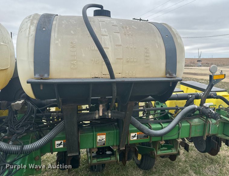 image for item NF9489 John Deere 1760 planter