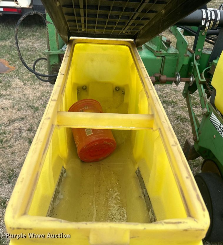 image for item NF9489 John Deere 1760 planter