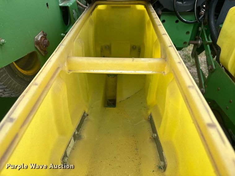image for item NF9489 John Deere 1760 planter