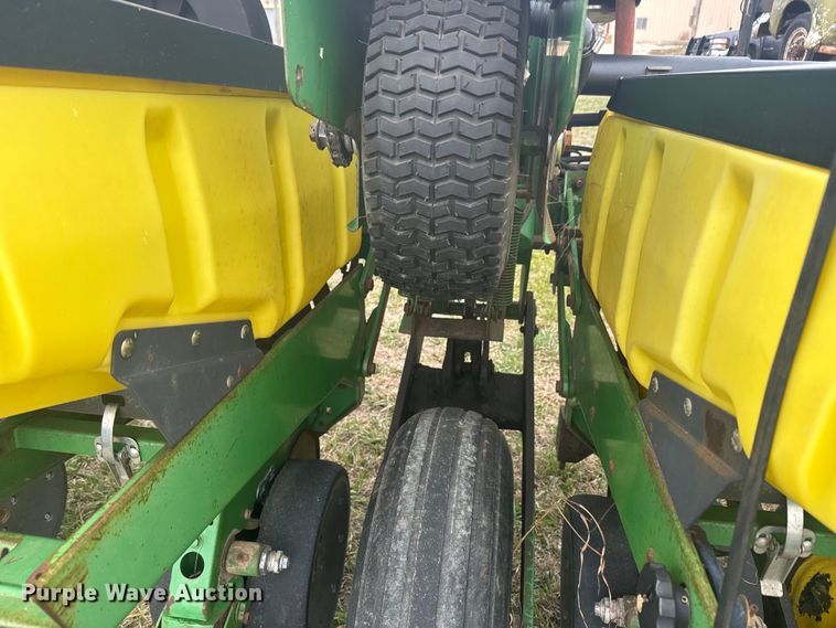 image for item NF9489 John Deere 1760 planter