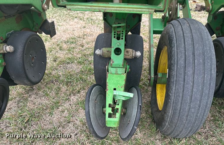 image for item NF9489 John Deere 1760 planter