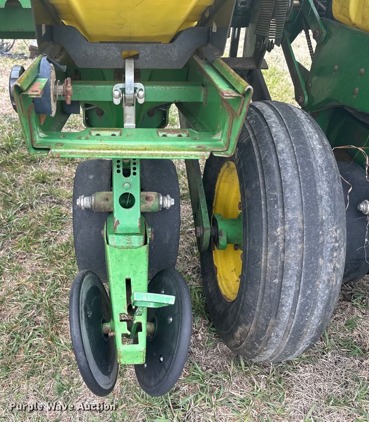 image for item NF9489 John Deere 1760 planter
