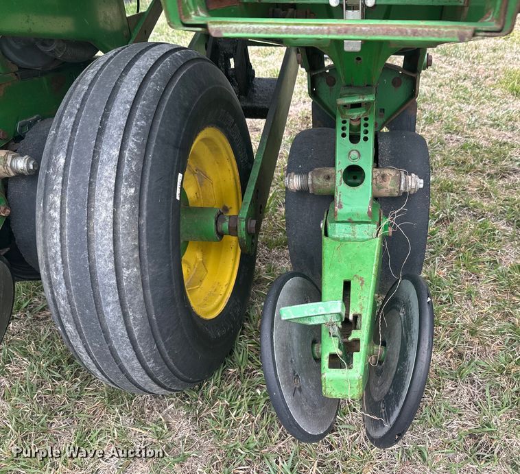 image for item NF9489 John Deere 1760 planter
