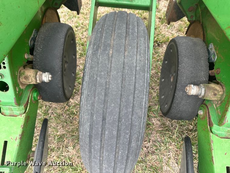 image for item NF9489 John Deere 1760 planter