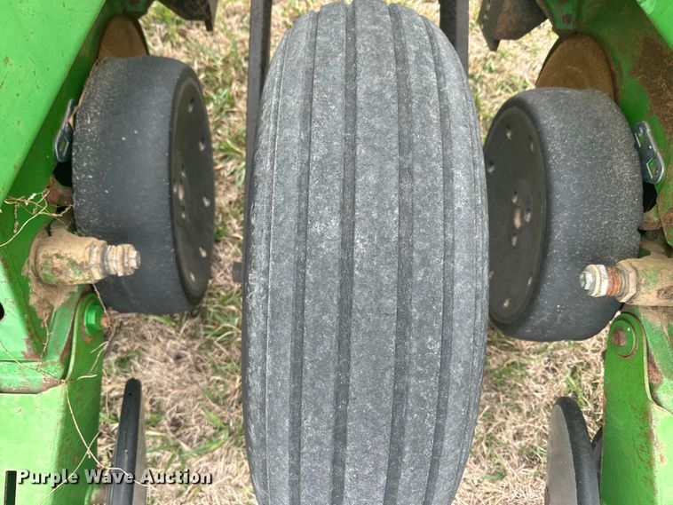 image for item NF9489 John Deere 1760 planter