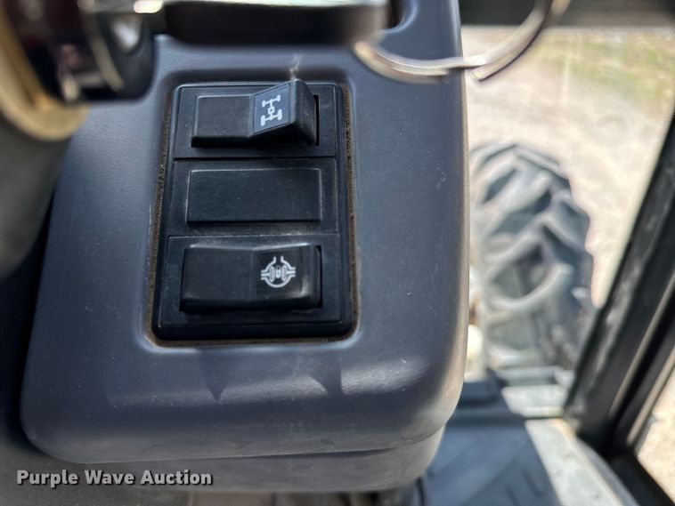 image for item NH9007 1997 New Holland  5635 MFWD tractor