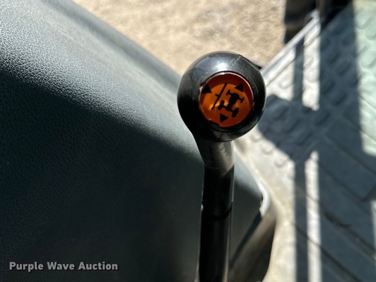 image for item NH9007 1997 New Holland  5635 MFWD tractor