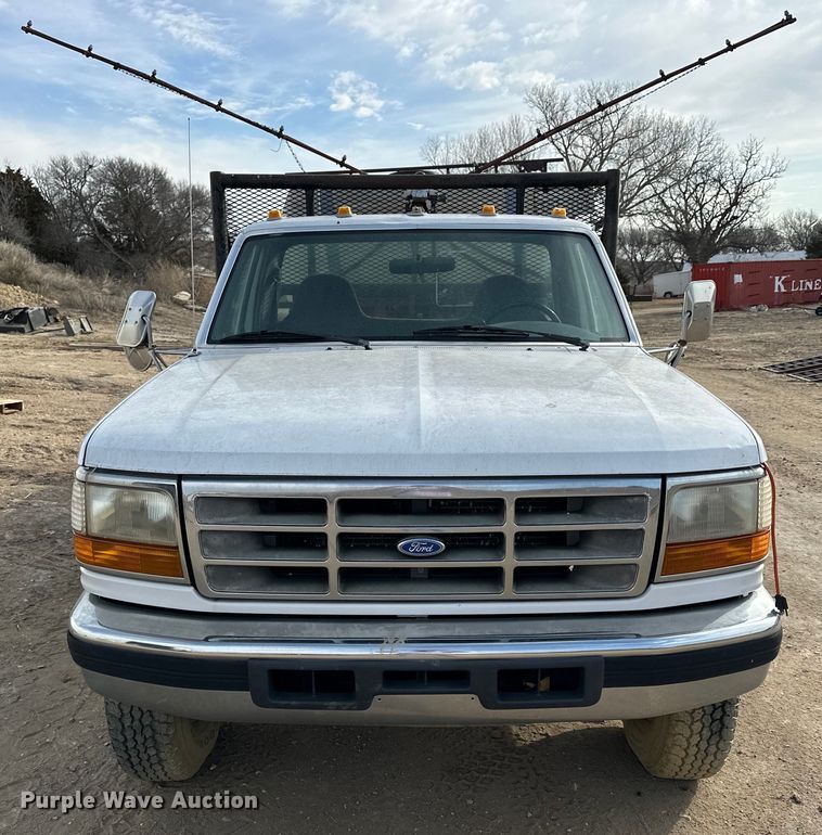 image for item NJ9425 1997 Ford F450 Super Duty XLT flatbed truck