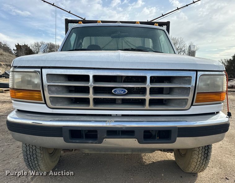 image for item NJ9425 1997 Ford F450 Super Duty XLT flatbed truck