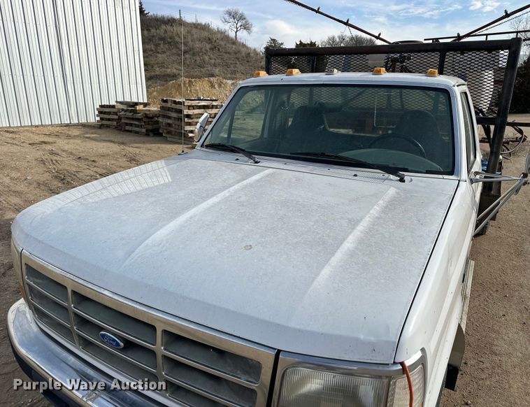 image for item NJ9425 1997 Ford F450 Super Duty XLT flatbed truck