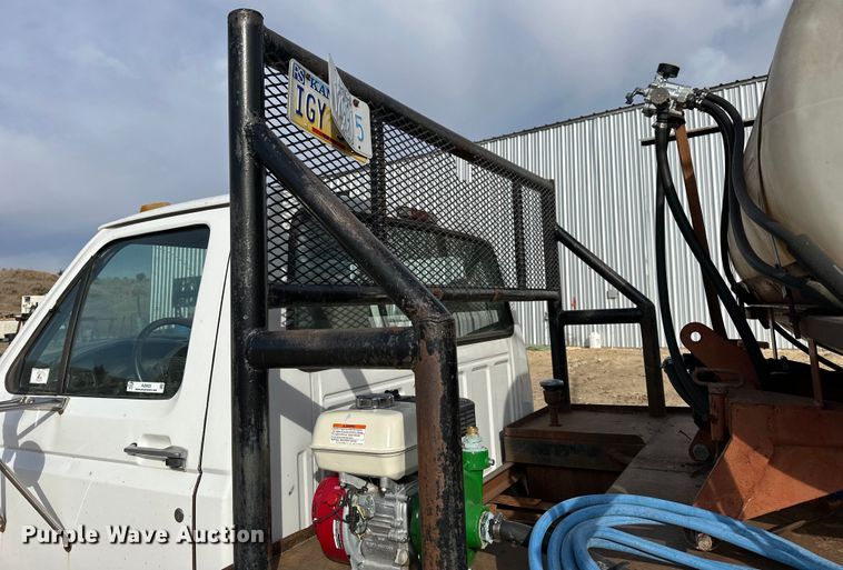 image for item NJ9425 1997 Ford F450 Super Duty XLT flatbed truck