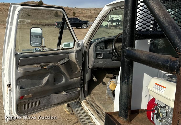 image for item NJ9425 1997 Ford F450 Super Duty XLT flatbed truck