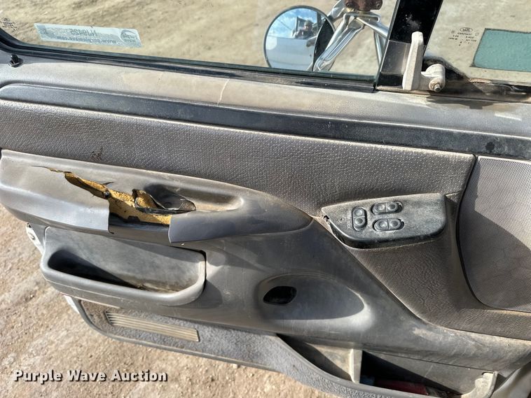 image for item NJ9425 1997 Ford F450 Super Duty XLT flatbed truck