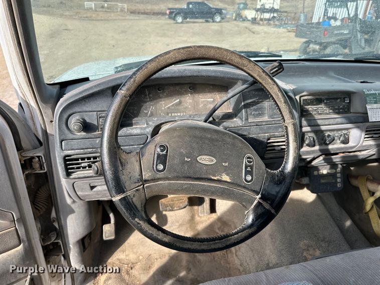 image for item NJ9425 1997 Ford F450 Super Duty XLT flatbed truck